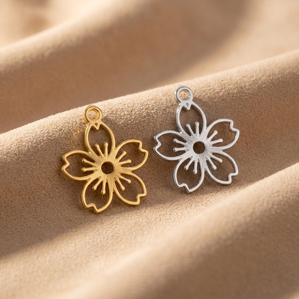 Opengewerkte bloem charm