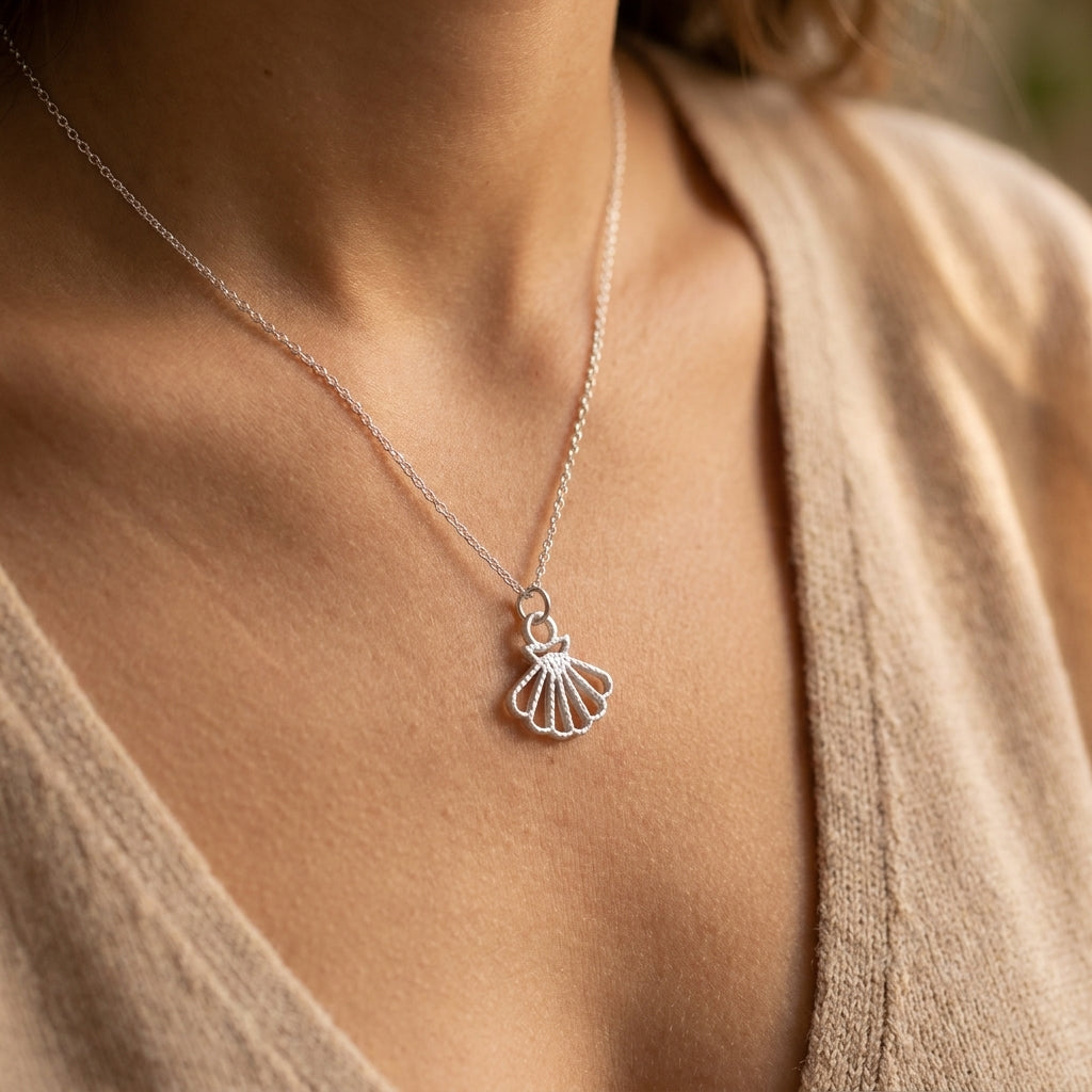Opengewerkte schelp charm