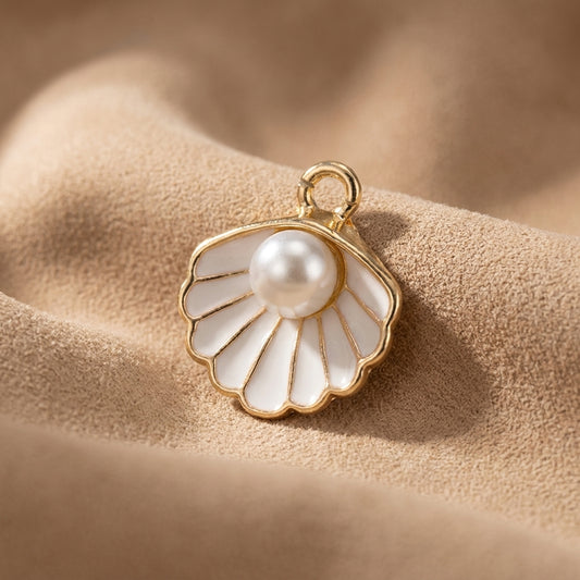 Witte schelp met parel charm