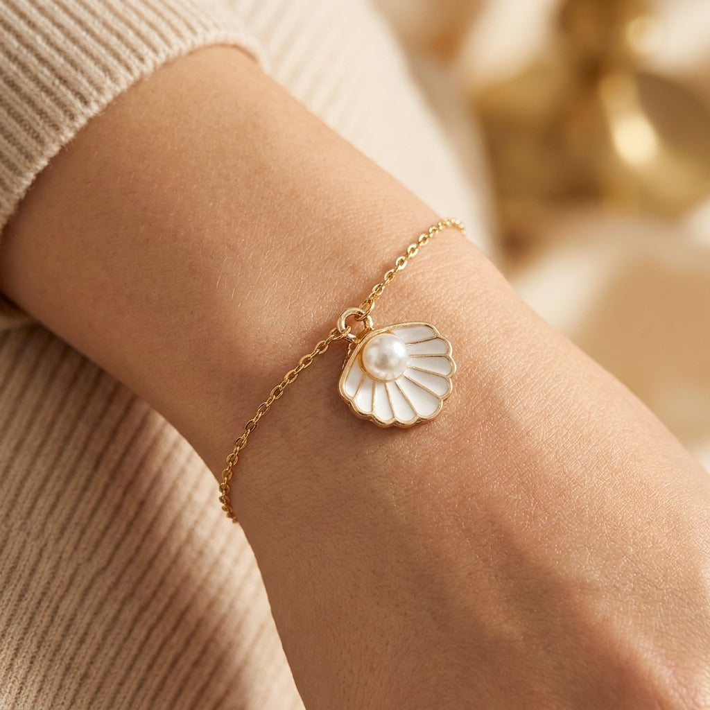 Witte schelp met parel charm